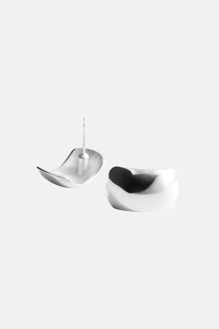 Zilveren oorringen van MANGO met een gegoten, sculpturale vormgeving.