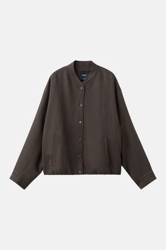 Blazer marron de MANGO à manches longues, fermeture boutonnée et deux poches latérales.