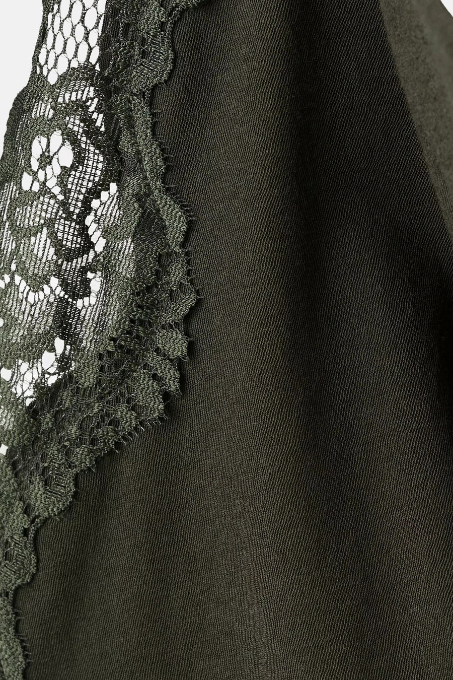 Khaki top van MANGO met fijne ribbeltextuur en een geschulpte kanten rand.