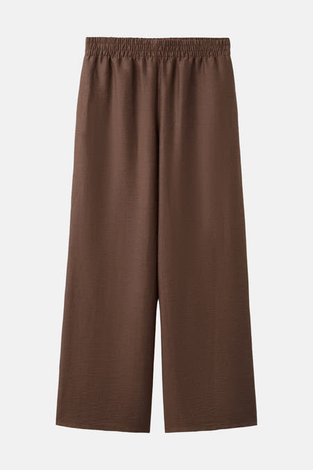 Bruine broek van MANGO met elastische tailleband, wijdvallend model en getextureerde stof.