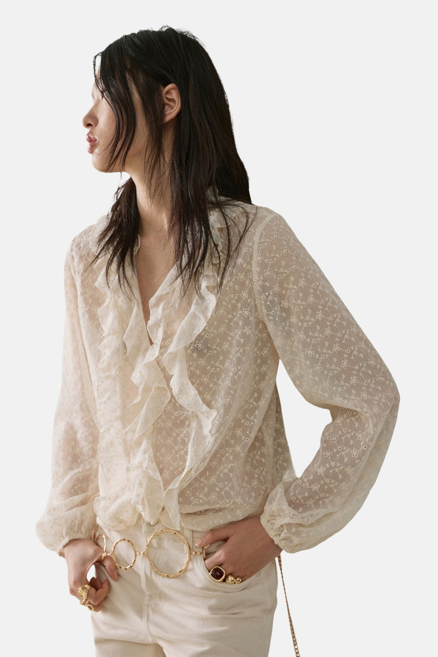Ecru blouse met lange mouwen van MANGO, met ruches en geborduurde bloemen.