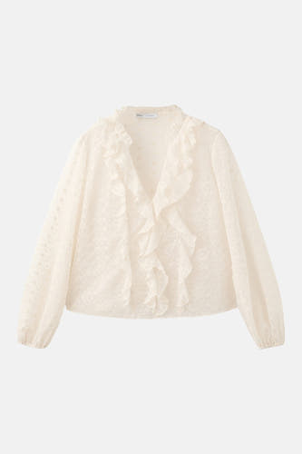 Ecru blouse met lange mouwen van MANGO, met volants aan de V-hals en een subtiel geweven patroon.