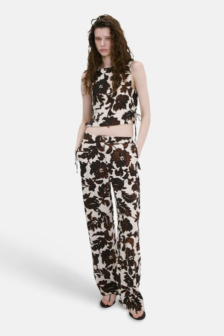 Mouwloze crop top blouse in crèmekleur met bruine bloemenprint van MANGO, met trekkoordjes, gecombineerd met bijpassende wijde broek.