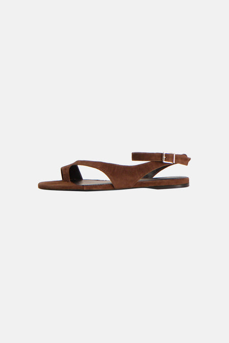 Bruine sandalen van MANGO met suède-achtige textuur, een teenlus en enkelbandje met zilveren gesp, in zijprofiel.