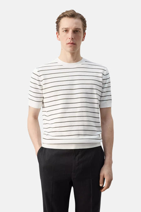 Wit gestreept T-shirt van MANGO met fijne zwarte en beige horizontale strepen, korte mouwen en ronde hals.