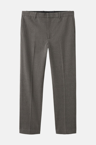 Grijze broek van MANGO met een gladde, effen stof en persplooien, op een witte achtergrond.
