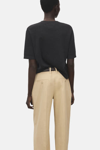 Grijze trui met ronde hals van MANGO, gezien van achteren, gecombineerd met beige pantalon en riem.