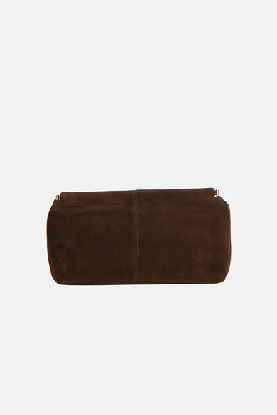 Sac à main marron de MANGO avec texture suède et fermeture métallique.