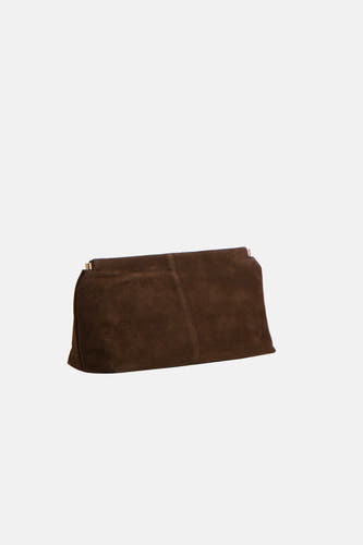 Bruine handtas van MANGO, met suède textuur en een elegante envelopvorm.