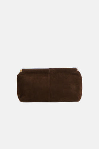 Bruine handtas van MANGO, met suède textuur en goudkleurige details aan de sluiting.