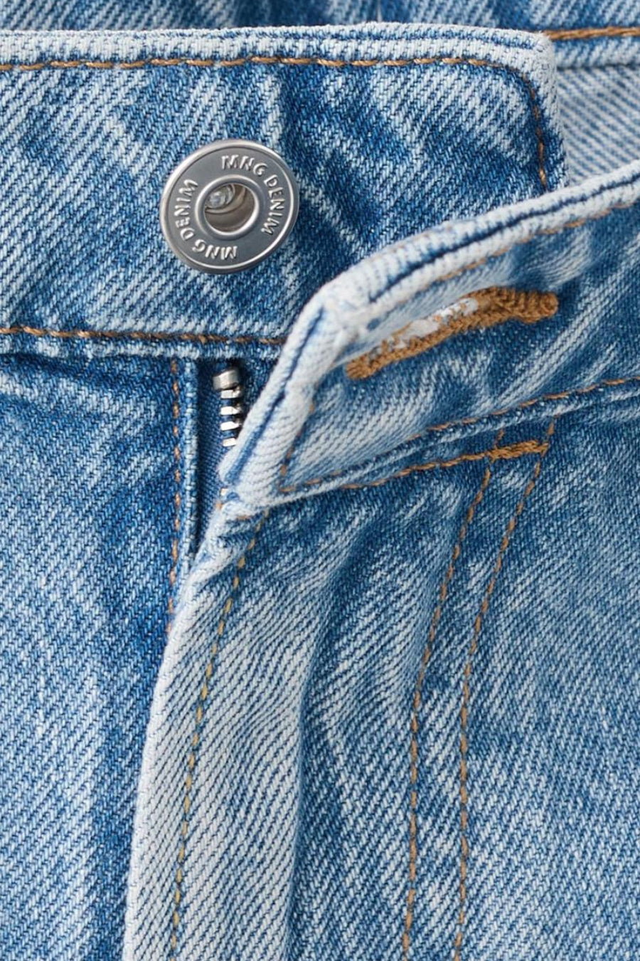Lichtblauwe denim jeans straight van Mango Denim, met zilverkleurige knoop en ritssluiting.