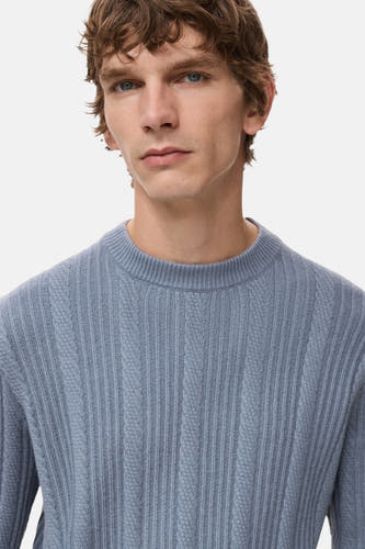 T-shirt bleu avec col rond de MANGO, doté d'un motif rayé subtil et de lignes verticales.