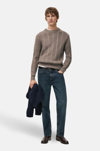 Pull marron avec col rond de MANGO, doté d'un motif de côtes verticales subtil, associé à des jeans et des chaussures en cuir.