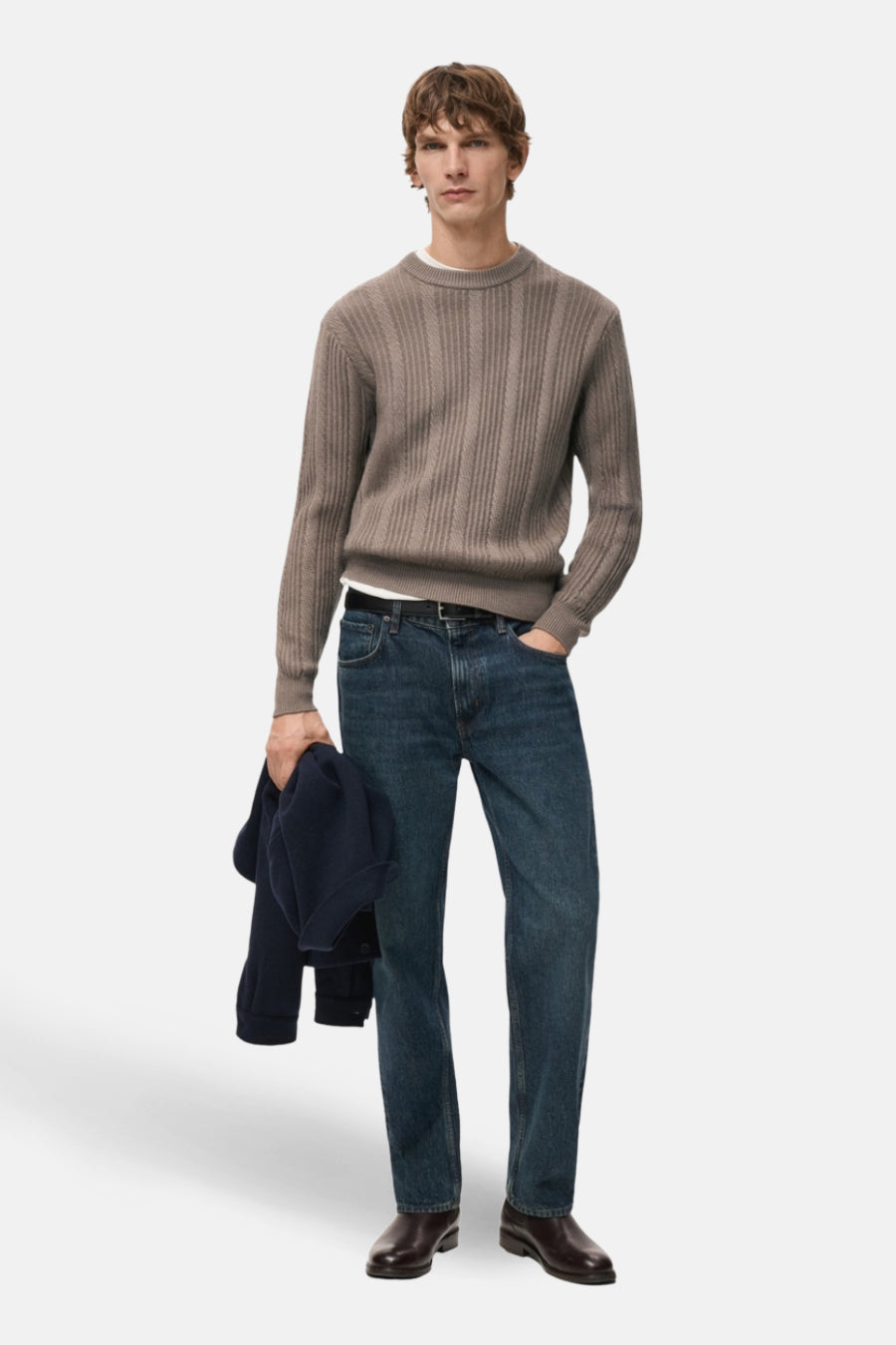 Pull marron avec col rond de MANGO, doté d'un motif de côtes verticales subtil, associé à des jeans et des chaussures en cuir.