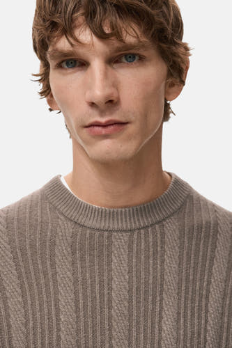 Sweat-shirt marron avec col rond de MANGO, doté d'une structure à côtes verticales et d'une subtile texture diagonale.