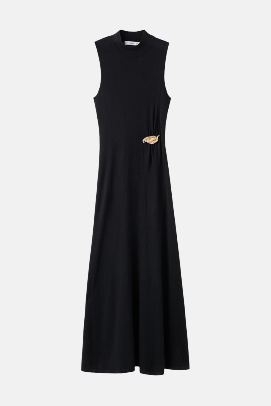 Robe noire sans manches de MANGO, avec un détail de feuille d'or sur le côté.