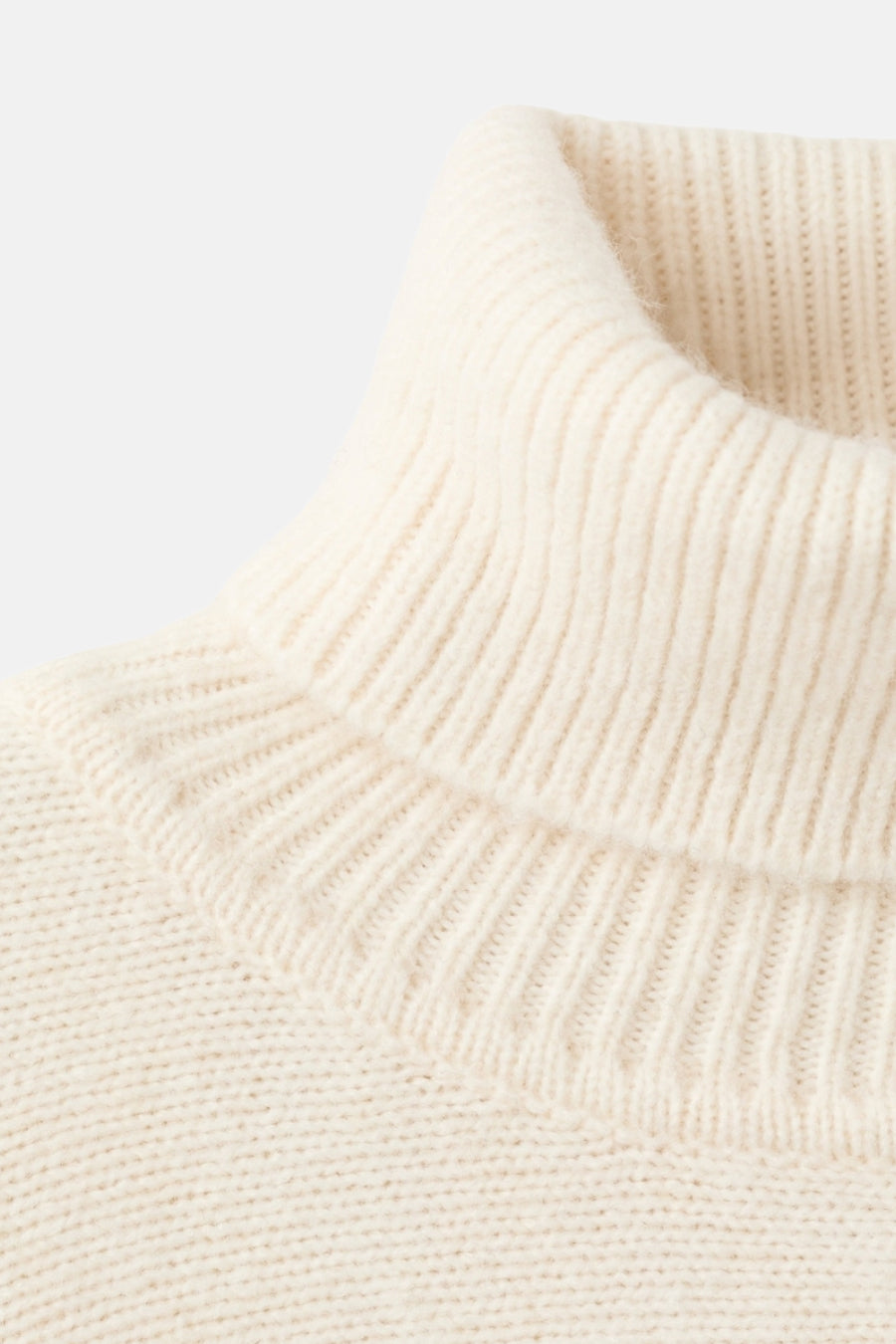 Ivoorwitte gebreide coltrui.