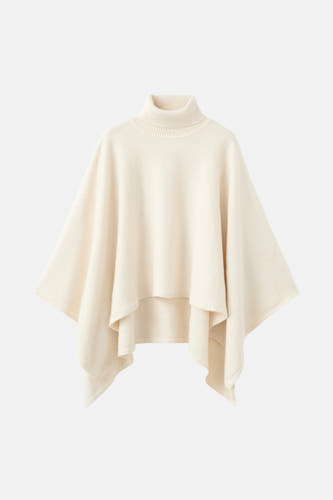 Poncho écru de MANGO, avec un col et une encolure asymétrique.