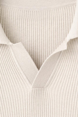 Gilet beige à col V de MANGO, avec une fine structure côtelée et un col court.
