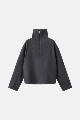 Grijze sweater van MANGO, met een hoge kraag en een korte ritssluiting.
