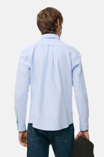 Blauw overhemd met lange mouwen van MANGO, achterkant gezien, gecombineerd met een donkere jeans.