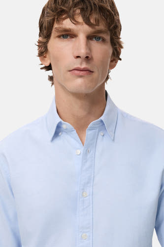 Chemise bleue à manches longues de MANGO, unie et avec col boutonné.