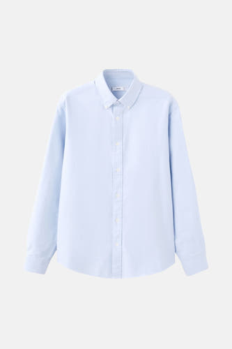 Chemise bleue à manches longues de MANGO, tissu uni et col boutonné.