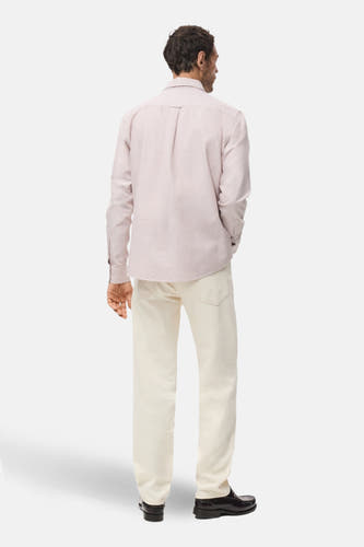 Roze overhemd met lange mouwen van MANGO, gezien van achteren, met crèmekleurige broek en zwarte schoenen.
