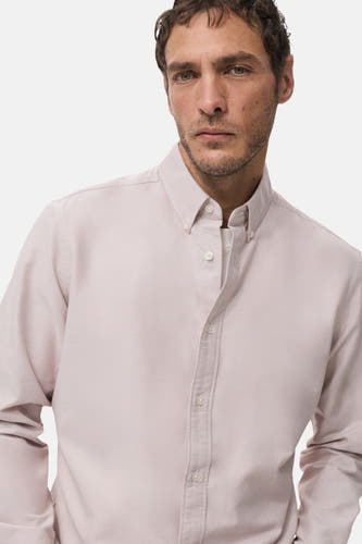 Chemise rose à manches longues de MANGO, avec fermeture à boutons et col chemisier.