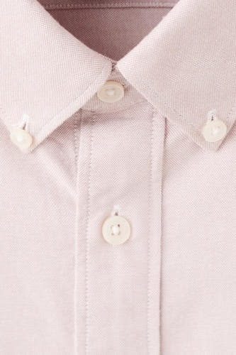 Chemise rose à manches longues de MANGO, avec fermeture à boutons et col button-down.