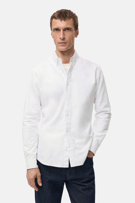 Wit overhemd met lange mouwen van MANGO, gedragen met donkere jeans.