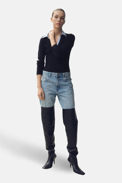 Blauwe V-hals trui van MANGO, gedragen met blauwe jeans en zwarte, leren overknee laarzen.
