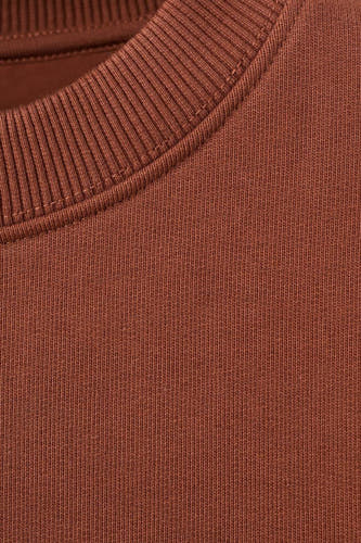Gilet marron avec col rond de MANGO, gros plan d'une bordure côtelée et d'une texture lisse.