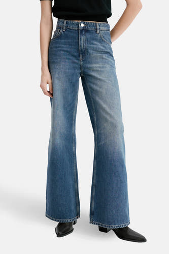 Rechte jeans van midblauw denim van MANGO, met een hoge taille en uitlopende pijpen.