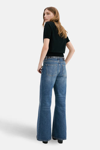 Jeans van blauw denim, van MANGO, met een rechte pasvorm en een zwarte riem met zilveren ringen.