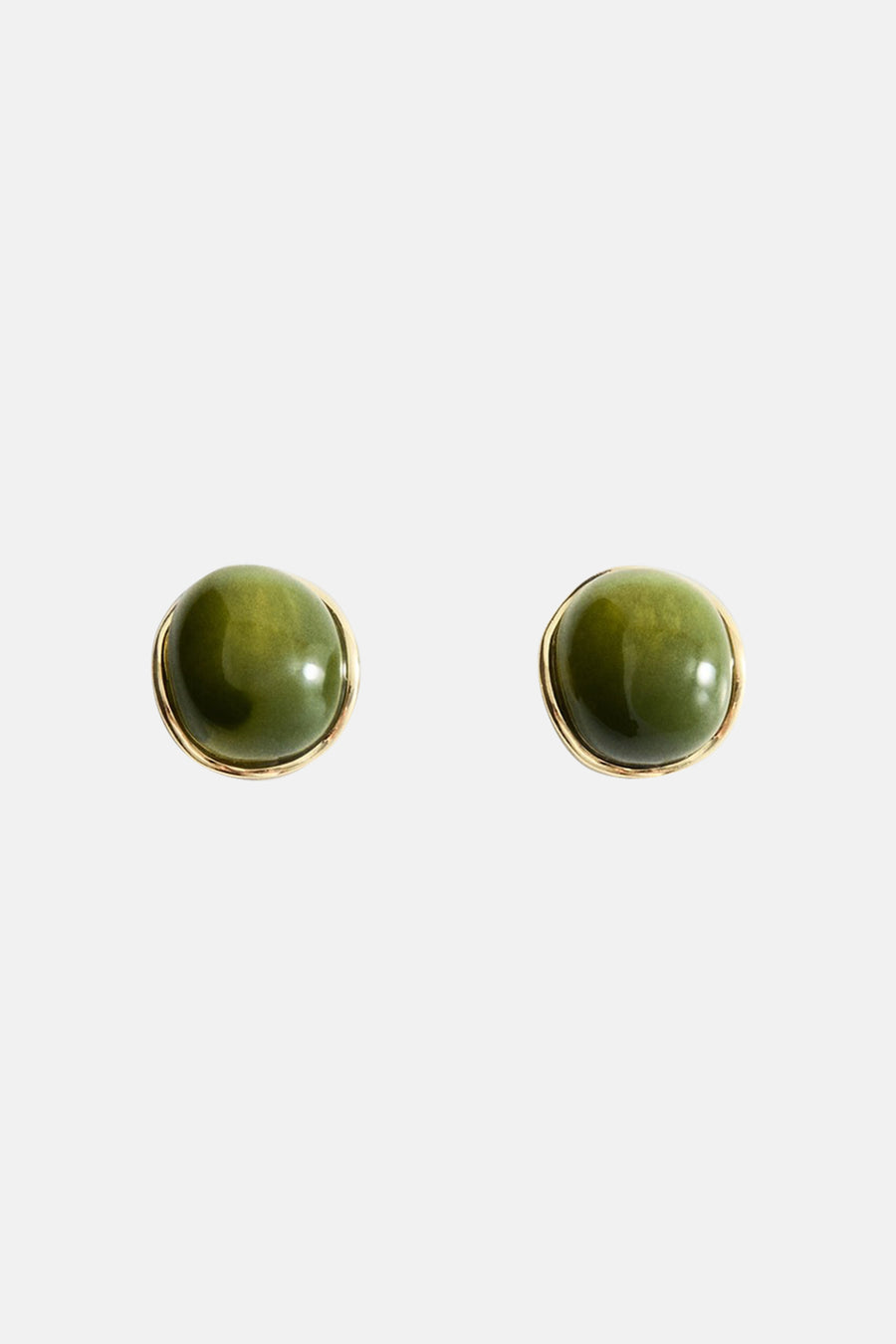 Groene oorringen van MANGO, met gouden randen en een glanzend oppervlak.