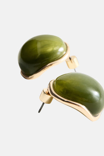 Groene oorringen van MANGO, met gouden details en een gladde, glanzende afwerking.

