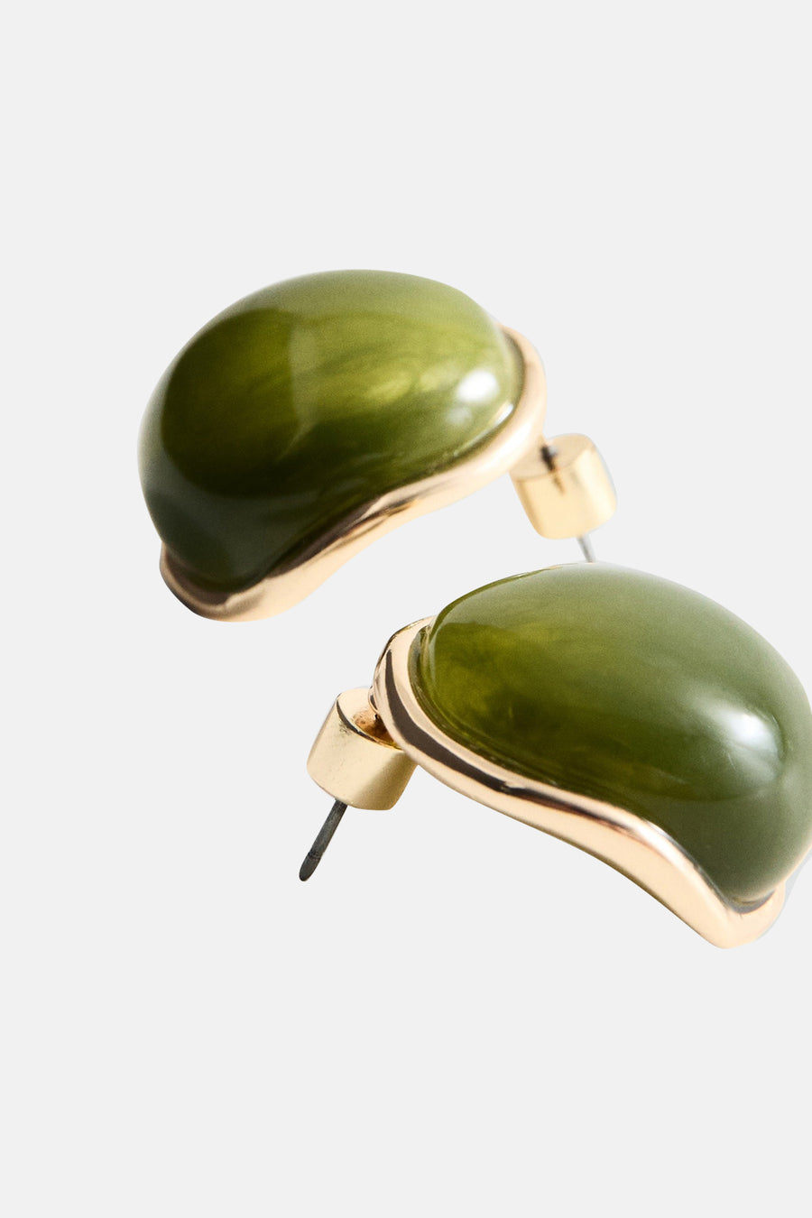 Groene oorringen van MANGO, met gouden details en een gladde, glanzende afwerking.
