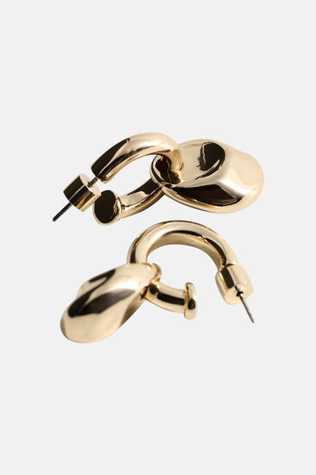 Gouden oorringen van MANGO, met grove schakel en oorstekers.