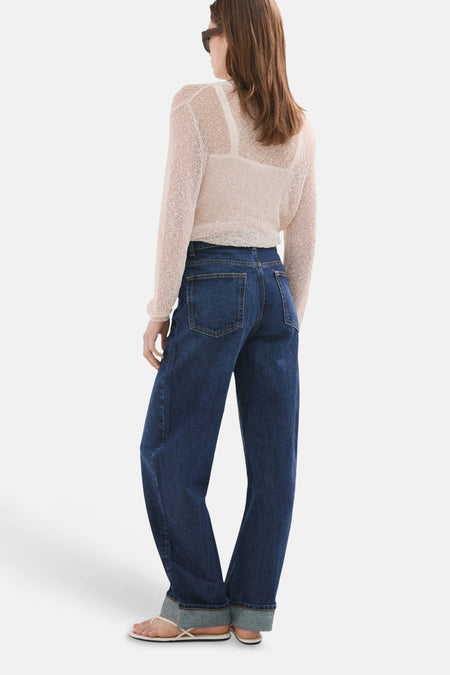 Donkerblauwe denim jeans special fit van MANGO, met hoge taille en omgeslagen pijpen, achterkant.
