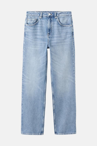 Jean droit bleu clair de MANGO, avec des poches classiques et un léger lavage.