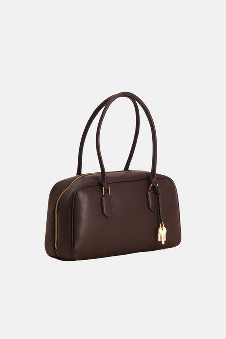 Bruine schoudertas van MANGO, met gouden ritssluiting en een sleutel als hanger aan de zijkant.