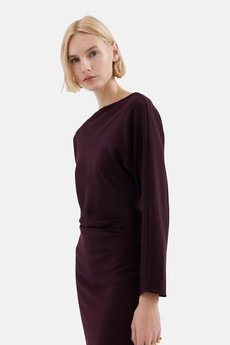 Robe bordeaux à manches longues de MANGO, vue de dos, avec talons assortis.