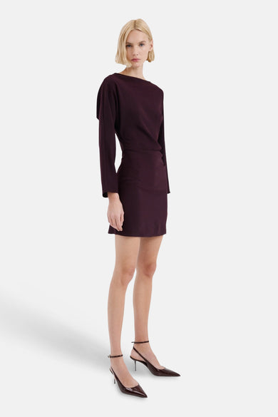 Bordeaux kleedje met lange mouwen van MANGO, getailleerd model met boothals, zijwaartse plooien en lange mouwen.