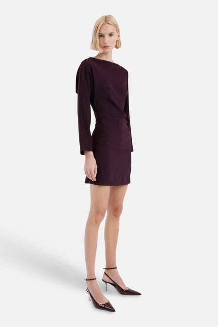 Robe bordeaux à manches longues de MANGO, modèle ajusté avec encolure bateau, plis latéraux et manches longues.