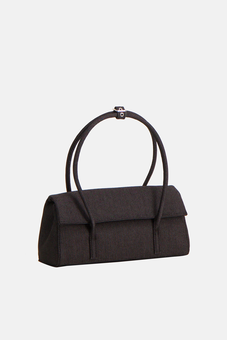Sac à bandoulière en denim bleu marine de MANGO, avec doubles anses et détails argentés.