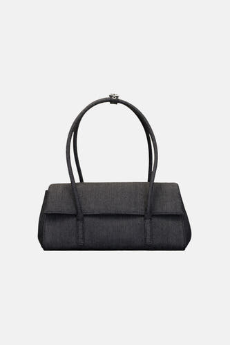 Sac à bandoulière en denim bleu foncé de MANGO, avec double anse et fermeture à rabat, sur fond blanc.