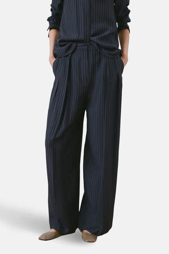 Pantalon bleu MANGO à rayures craie et jambes larges, vue de dos.