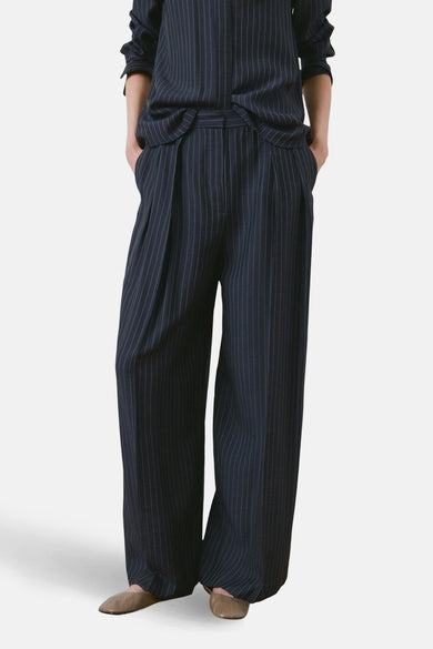 Pantalon bleu MANGO à rayures craie et jambes larges, vue de dos.