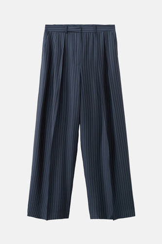 Pantalon bleu MANGO à rayures craie et jambes larges.